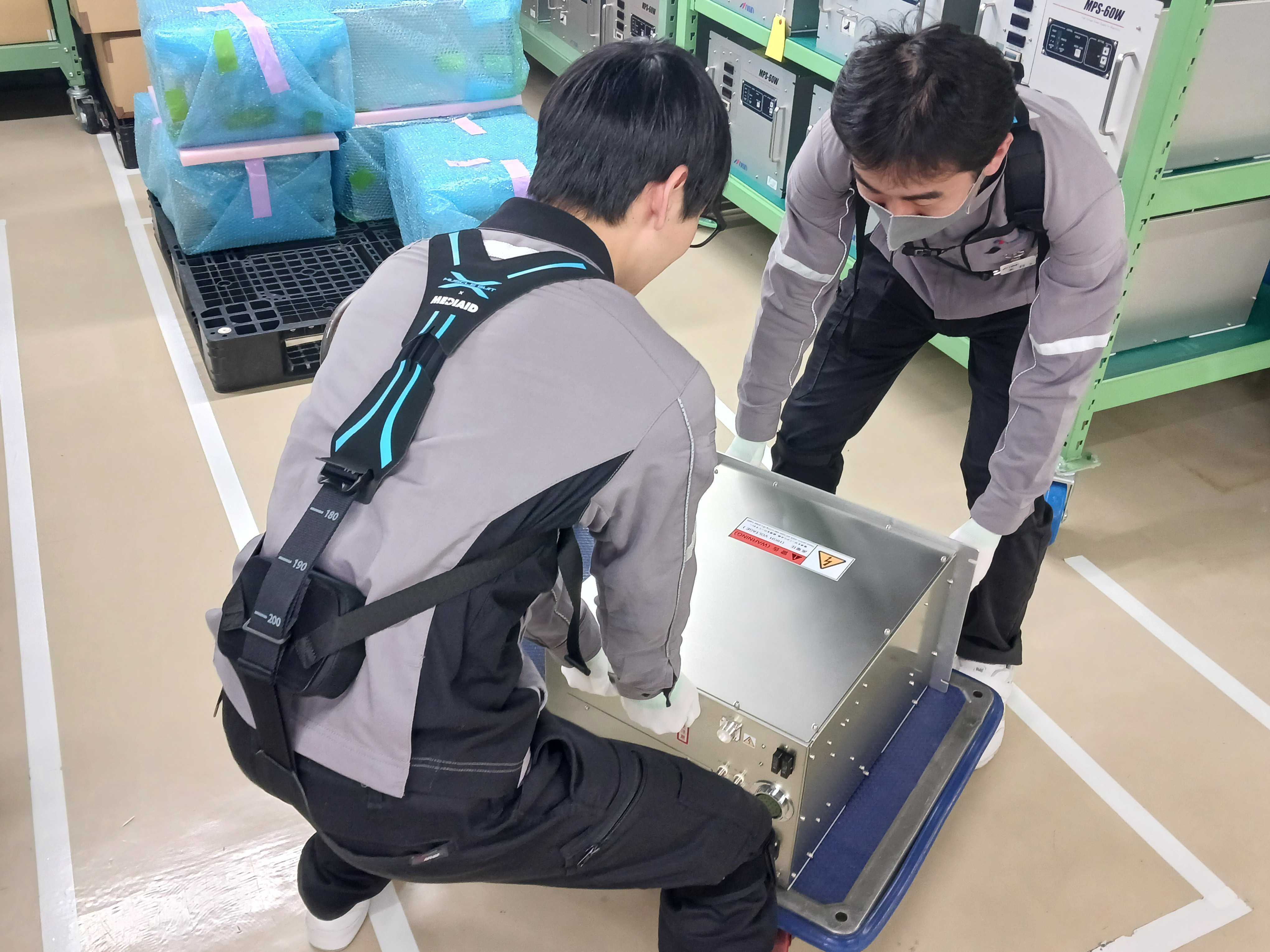 アシストスーツ導入事例(製造)|半導体需要の増加で活況の製造業、作業負担軽減へ!