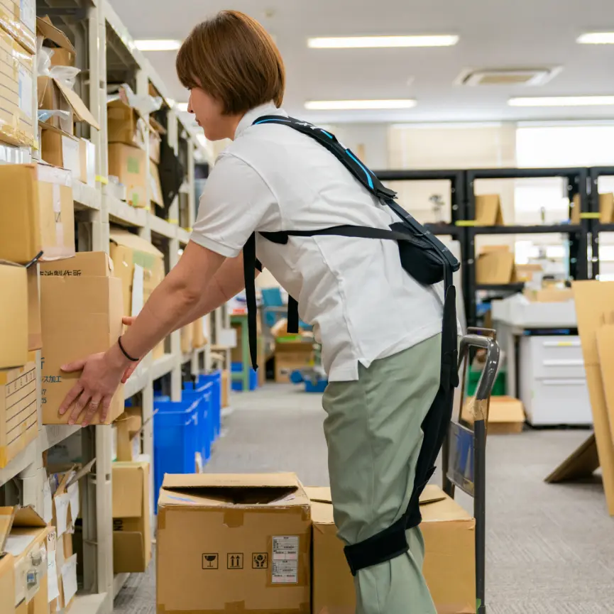 倉庫でものを運んでいる様子