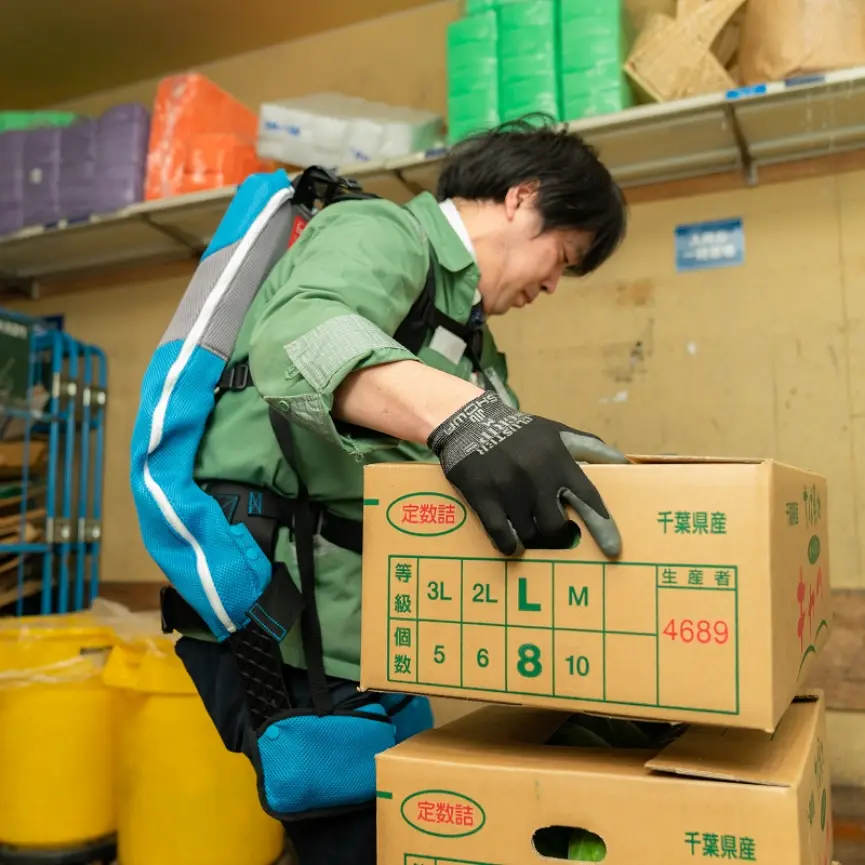 物流現場でものを運んでいる作業員