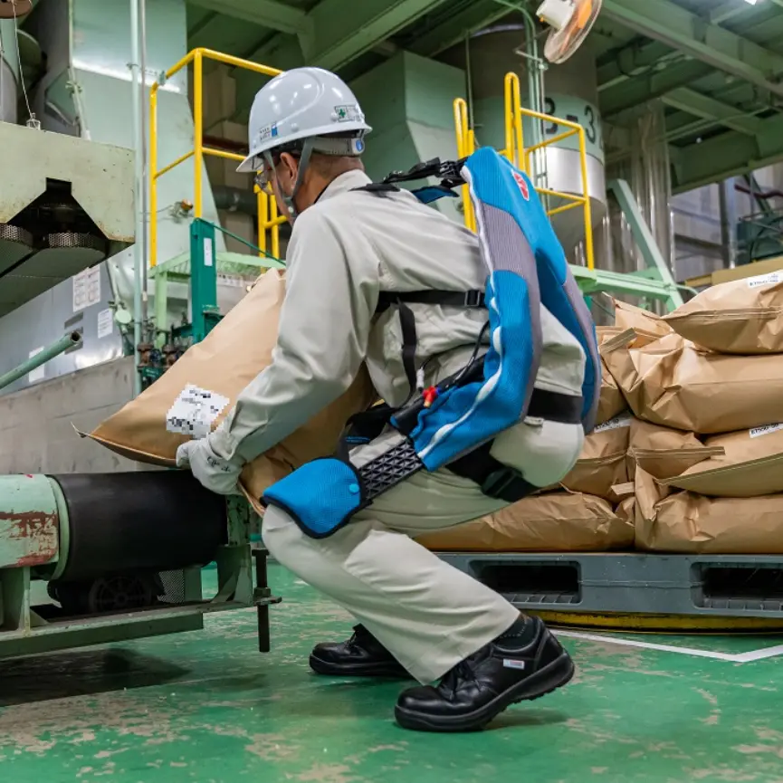製造業で荷物を運搬する作業員