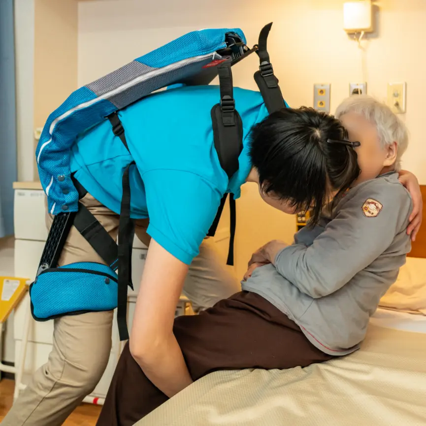 介護現場で高齢者を支えている様子