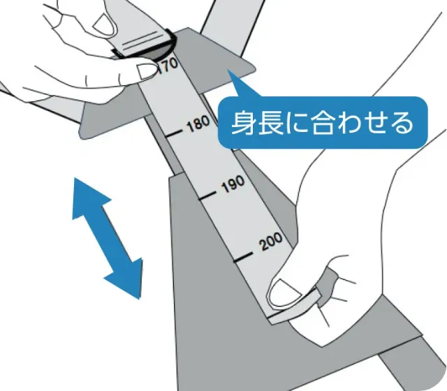 背中部にあるベルトを調節している様子
