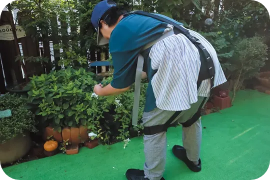 ガーデニングをする様子