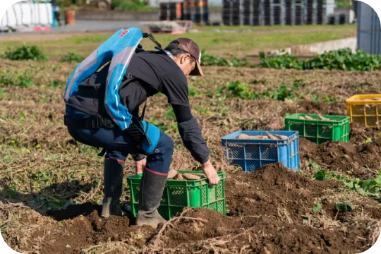 畑仕事でつらい姿勢をサポートする様子