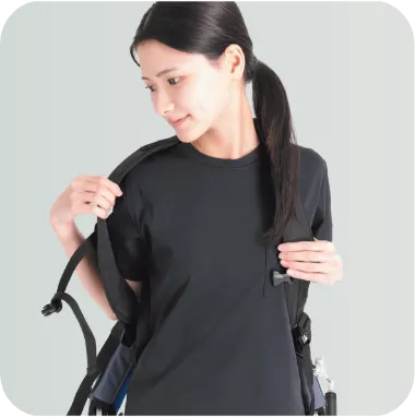 フリーサイズで簡単に着用する様子