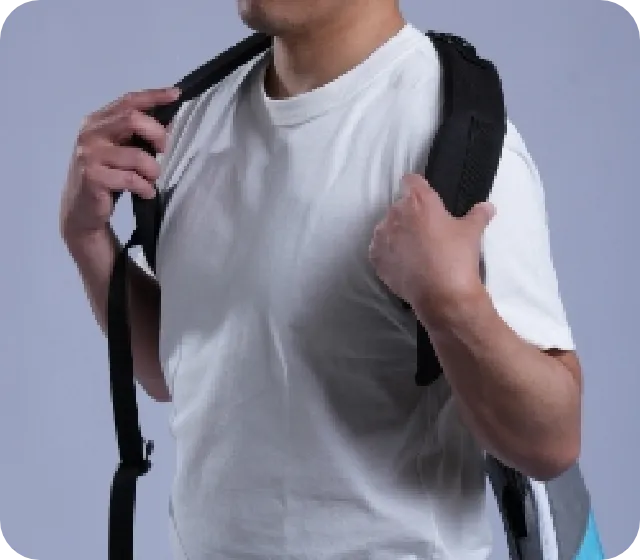 リュックのように背負う様子