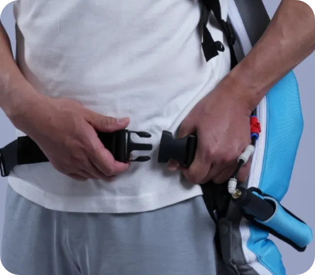 腰ベルトのバックルをはめる様子