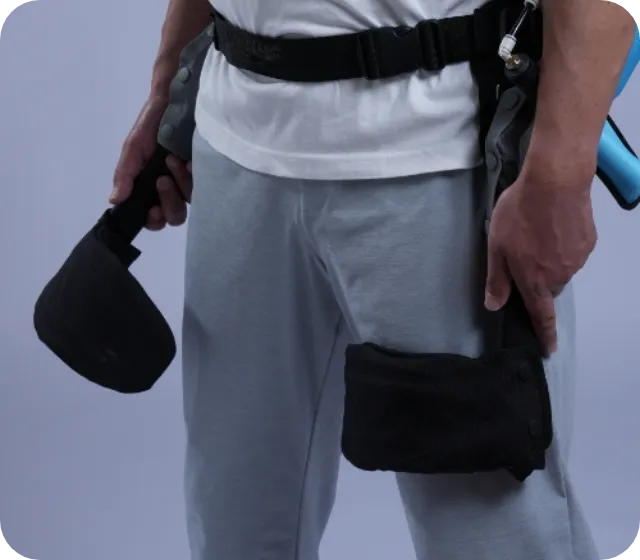 ももパッドを前にまわす様子