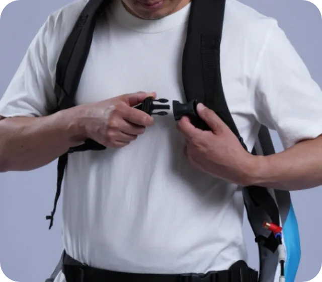 胸前の左右のバックルを締める様子