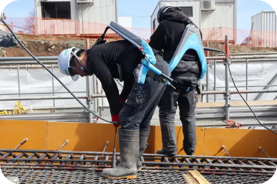 建築現場での作業中の様子