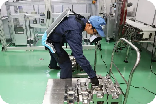 台車に荷物を乗せる様子