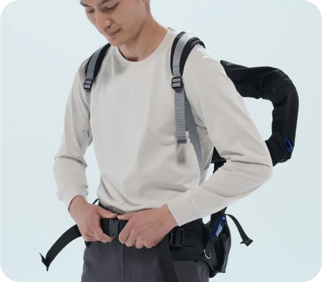 腰ベルトを調節している様子