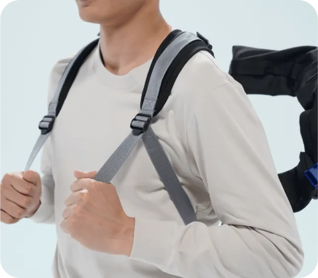 肩ベルトを調整する様子