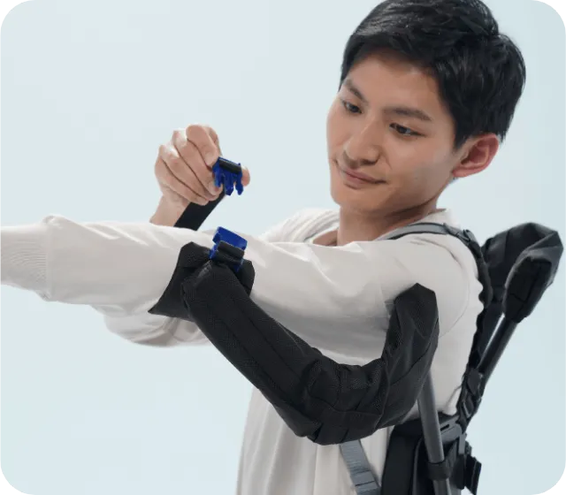 腕ベルトを調整している様子