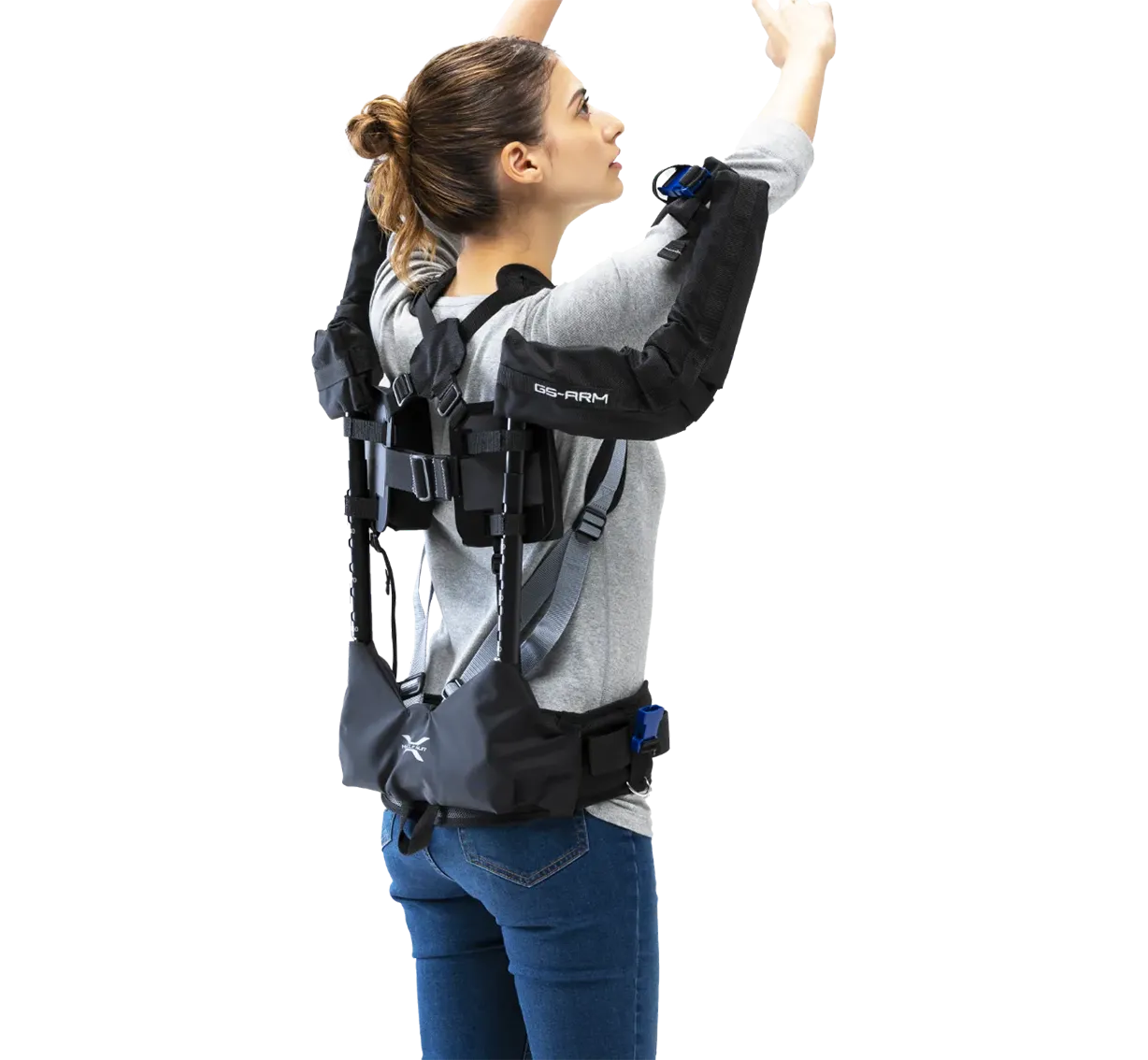 マッスルスーツを装着している女性が腕を上げる様子