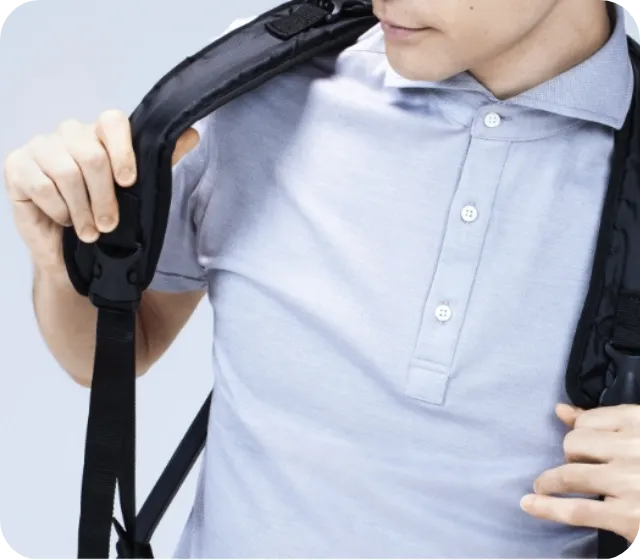 肩ベルトの長さを調節している様子