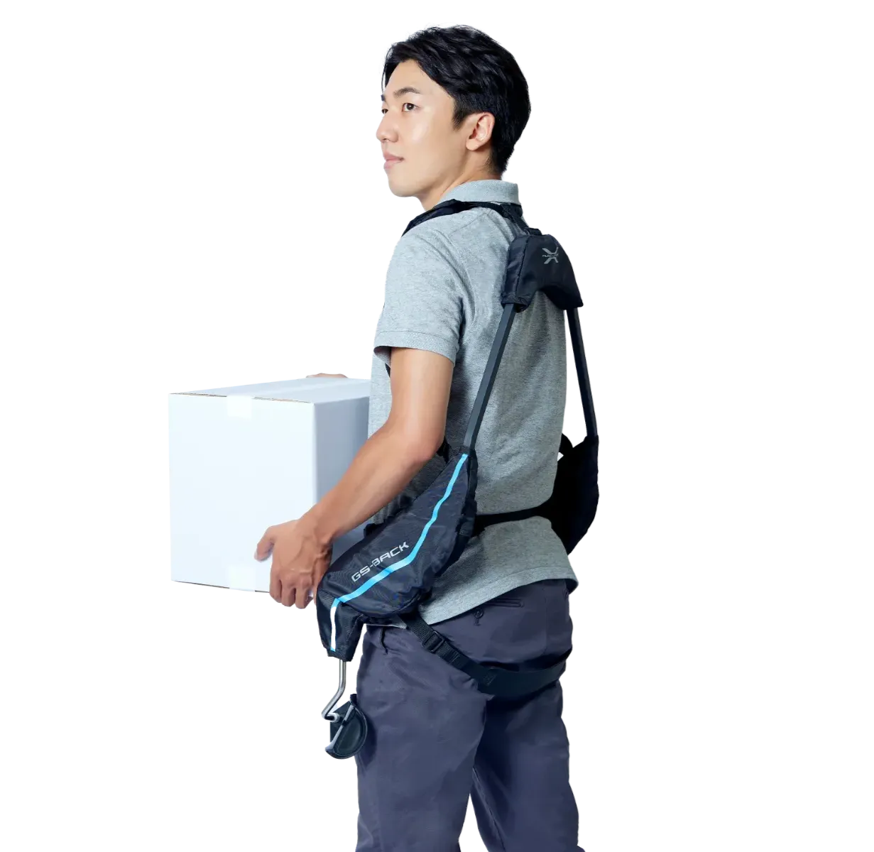 マッスルスーツを装着している男性が荷物を持つ後ろ姿