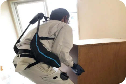 荷物の持ち上げ作業をする様子