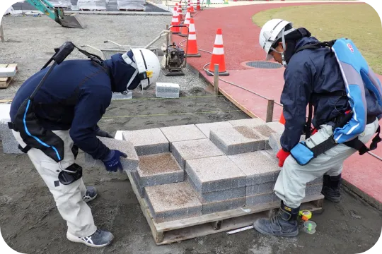 現場作業で資材を運搬する様子
