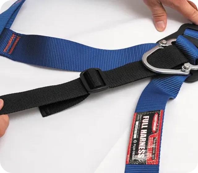 折り返してバックルに固定する様子