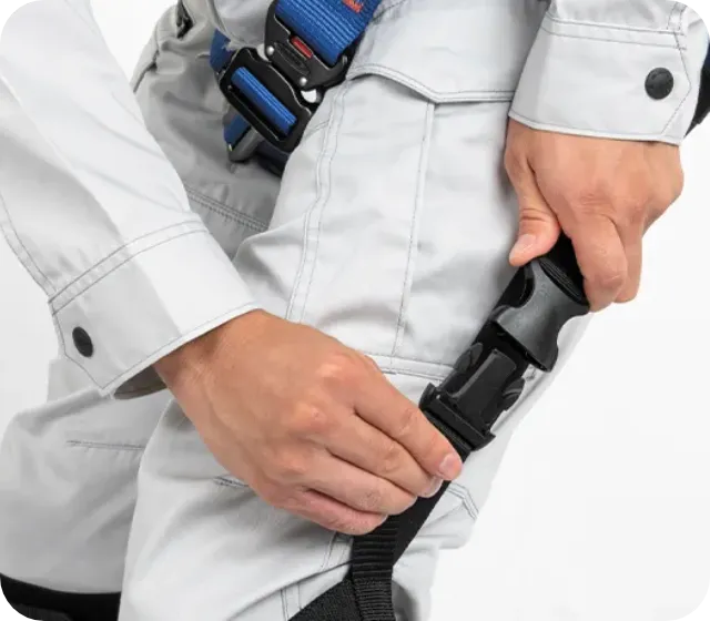 もも裏バックルを取り付ける様子