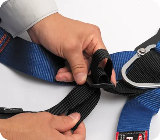 背中部のベルト長さで補助力を調整する様子