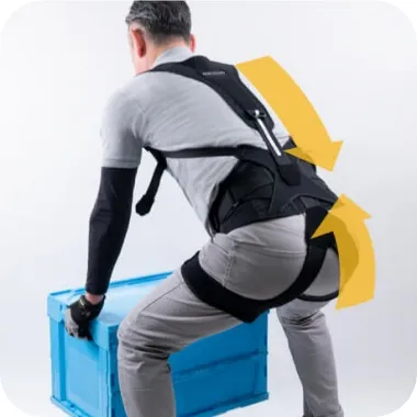 持ち上げ動作をサポートする様子