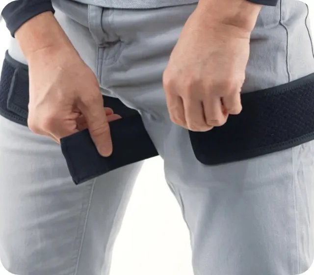 太ももベルトを引っ張りとめている様子