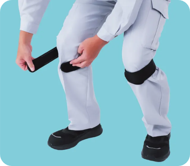 ひざ下ベルトを膝下に留めている様子