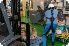 製造現場での荷物の持ち上げ作業・持ち運ぶ作業をサポートする様子