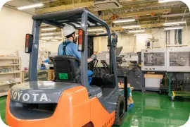 フォークリフトでの運搬作業の様子