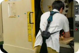 機械での操作作業をサポートする様子