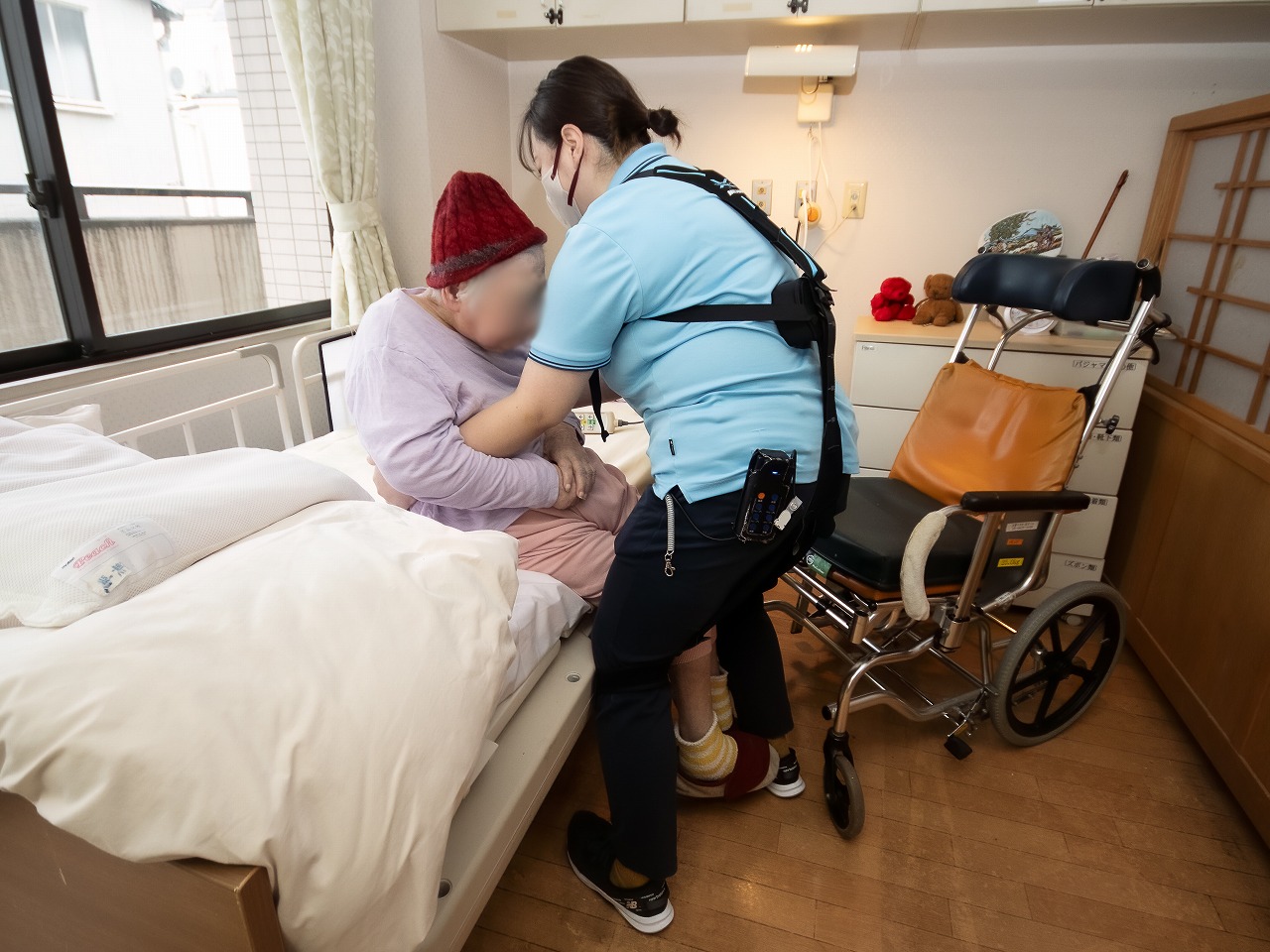 マッスルスーツSoft-Powerでの入浴介助シーン