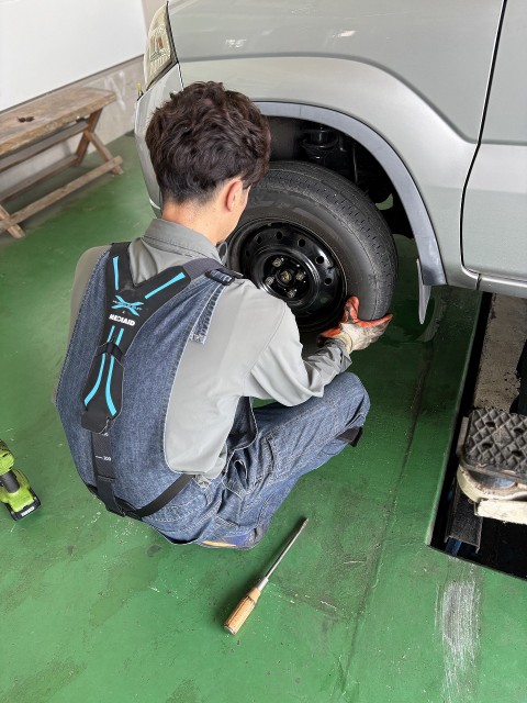 マッスルスーツ Soft-Powerを着用して大型タイヤを運搬する様子