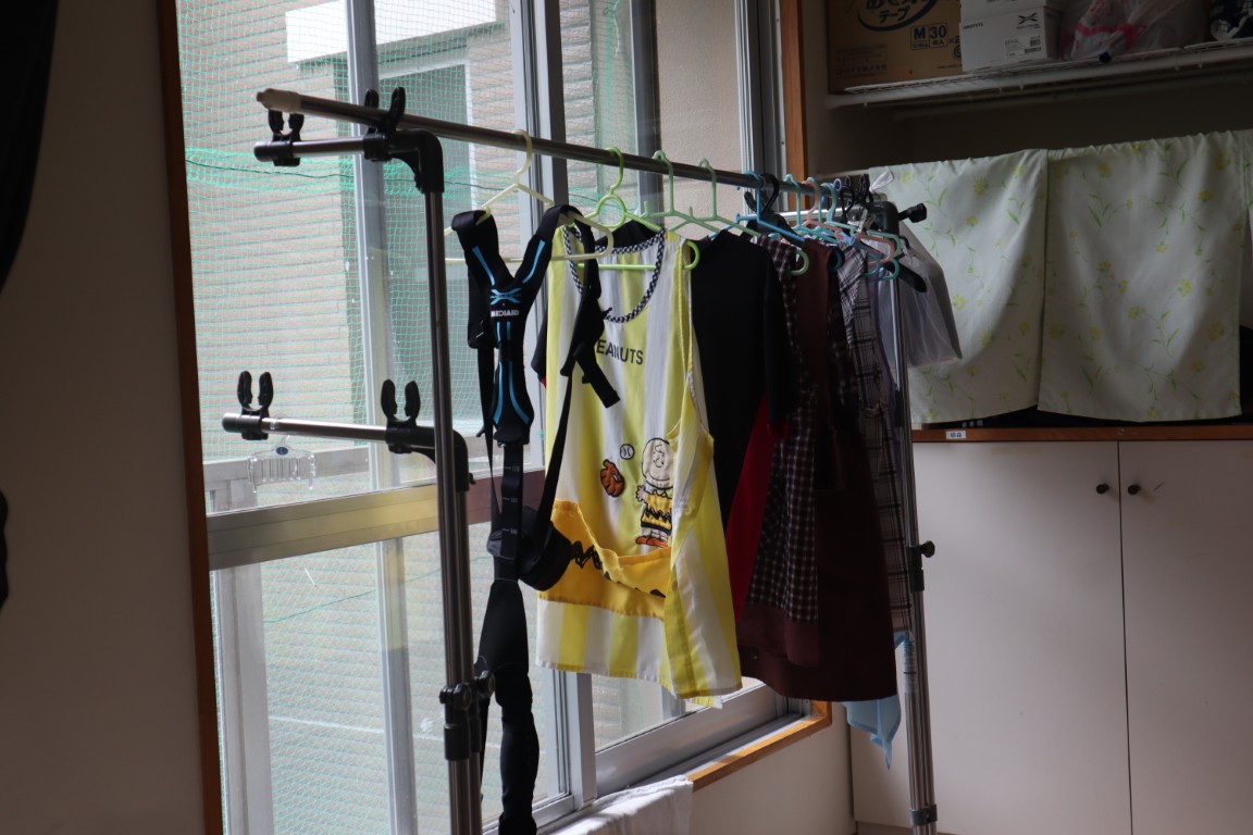 スタッフルーム内でいつでも取り出せるよう管理されているマッスルスーツ