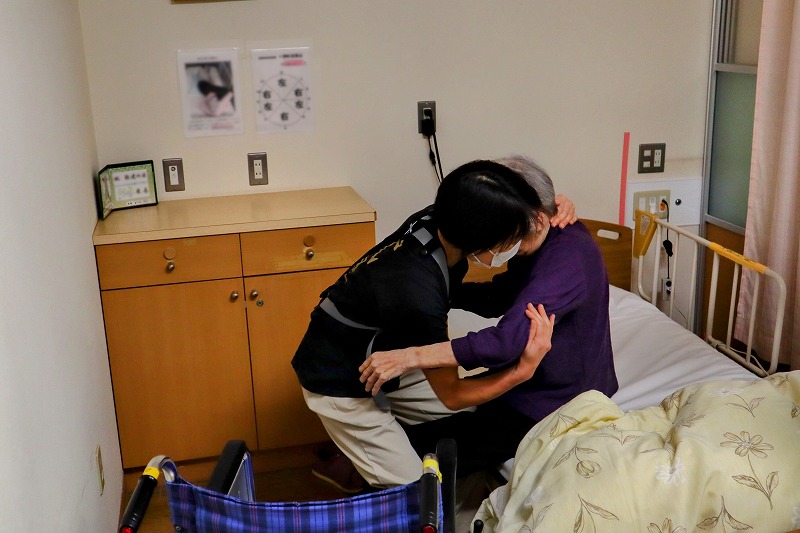 介護現場でのアシストスーツ利用シーン