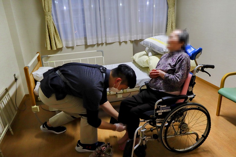 マッスルスーツSoft-Power EASY-LIFTを着用しての介助作業