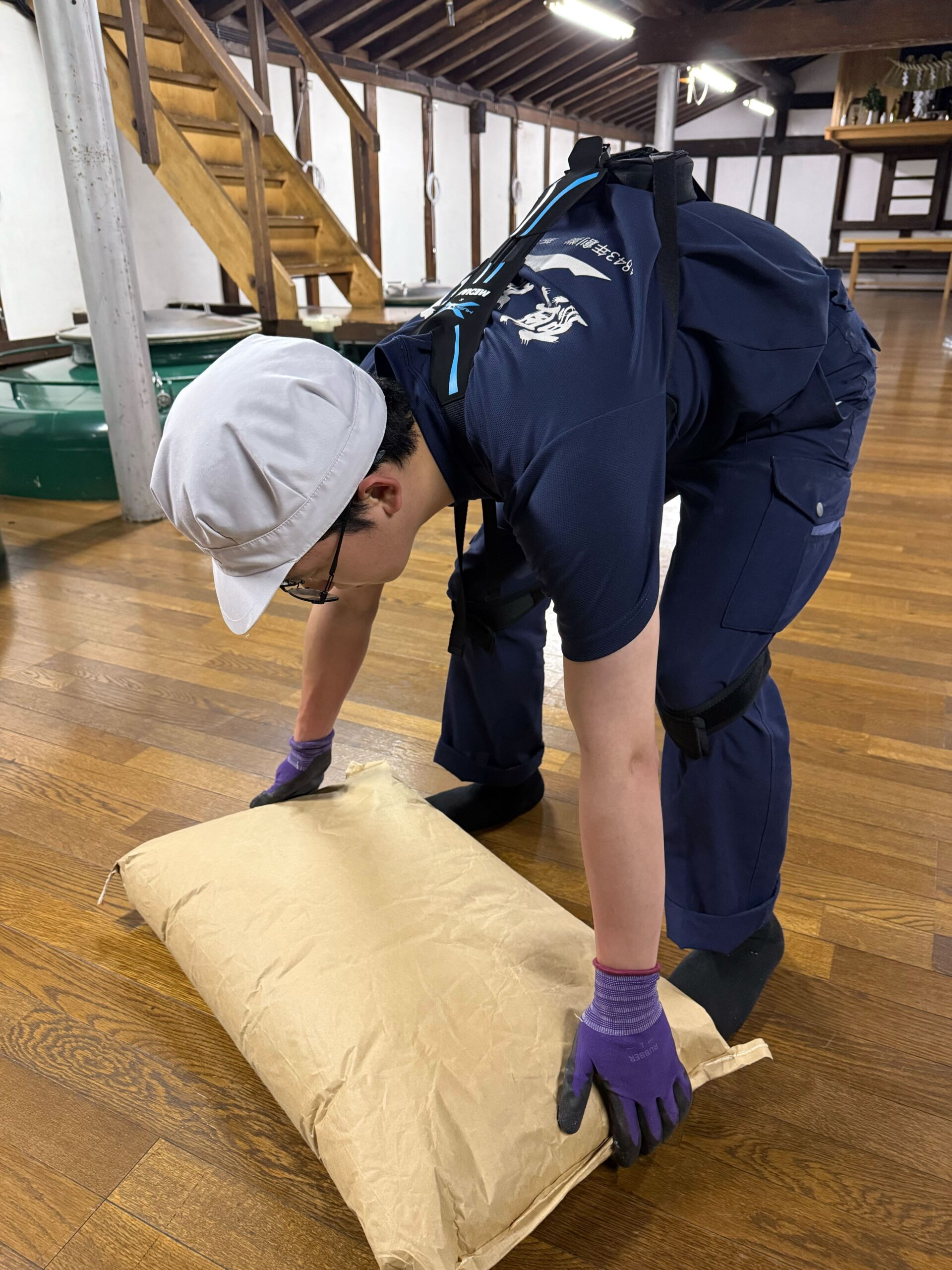 麒麟山酒造様の酒造現場におけるマッスルスーツ Soft-Power活用シーン